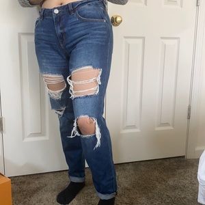 Beautiful boyfriend distress jean.